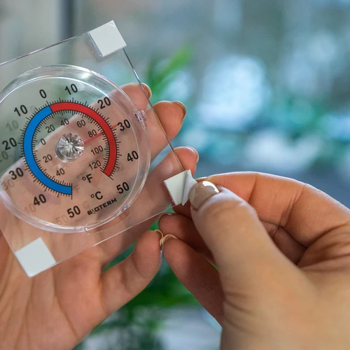 Univerzálny transparentný teplomer, samolepiaci (-50°C do +50°C) - 6 ['univerzálny teplomer', ' samolepiaci teplomer', ' teplomer do interiéru', ' domáci teplomer', ' teplomer', ' izbový teplomer', ' teplomer s čitateľnou stupnicou', ' teplomer z plastu', ' teplomer na okno']