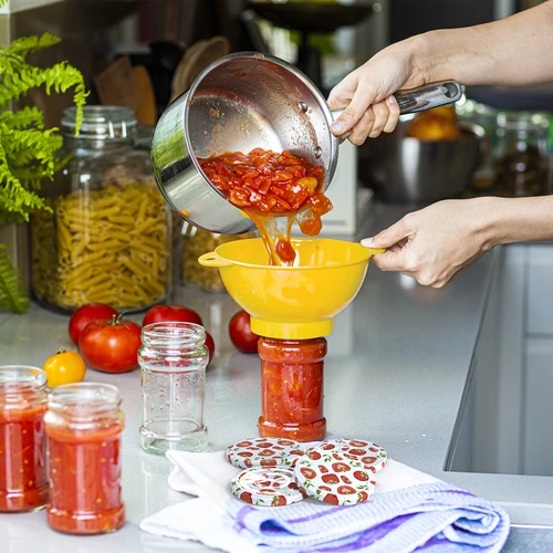 Uzávera fi 66/4 s paradajkami - voľne - 5 ['biela uzávera', ' farebný vzor paradajok', ' pasterizácia', ' kontrola procesu', ' skladovanie', ' veľkosť fi Paradajky 66', ' ozdoba špajze', ' uzávery na pasterizáciu', ' uzávery zelenina', ' uzávery paradajok']
