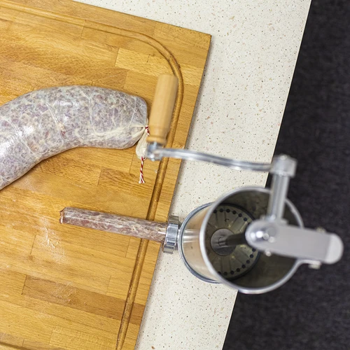 Vertikálna plnička 2,5 kg - 13 ['plnička na klobásy', ' na domáce klobásy', ' na údeniny', ' na krakovskú', ' domáce údeninárstvo', ' na črevá', ' na bielkovinové obaly', ' ako plniť klobásy', ' plnička na klobásy', ' údeninárska plnička', ' vertikálna plnička']