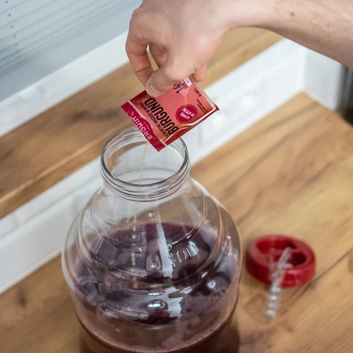 Vinárske kvasnice Burgund bez rozmnožovania, 20 ml - 3 ['kvasnice na červené vína', ' aké kvasnice na aróniu', ' kvasnice na tmavé hrozno', ' aróniové víno', ' hroznové víno', ' bez rozmnožovania', ' kvasnice v tekutine', ' vinárske kvasnice', ' domáce víno', ' čučoriedkové víno', ' víno z čiernej bazy']