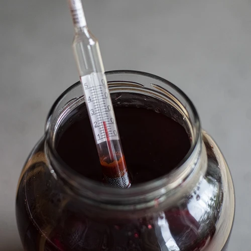 Vinomer s teplomerom v nerozbitnej skúmavke - 6 ['cukromer', ' na víno', ' na pivo', ' zariadenie na meranie koncentrácie cukru', ' ballingometer', ' areometer', ' potenciálny obsah alkoholu', '']