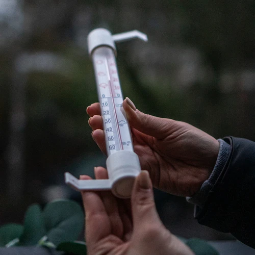 Vonkajší teplomer biely (-50°C do +50°C) 18cm - 5 ['vonkajší teplomer', ' teplomer', ' okenný teplomer', ' teplomer čitateľná stupnica', ' teplomer z plastu', ' teplomer na okno', ' teplomer na balkón', ' obojstranný teplomer', ' samolepiaci teplomer']