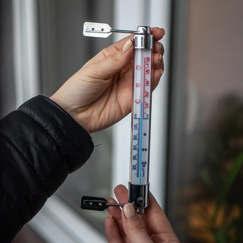 Vonkajší teplomer s kovovým rámom (-50°C do +50°C) 20cm - 3 ['teplomer vonkajší bezortuťový', ' teplomer', ' teplomer okenný', ' teplomer čitateľná stupnica', ' teplomer z plastu', ' teplomer na okno', ' teplomer na balkón', ' teplomer obojstranný', ' teplomer samolepiaci']