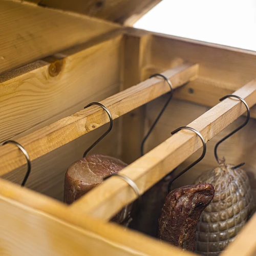 Záhradná drevená údiarňa 200 L – dragON Wood 100E s elektrickým vykurovacím modulom a ovládačom - 16 ['údenie', ' ľahké údiarne', ' elektrická údiarňa', ' údiarňa s ovládacím panelom', ' výhody údenia pomocou ovládača', ' drevená údiarňa', ' záhradná údiarňa', ' najlepšia údiarňa', ' údiarňa s ovládačom', ' ako údiť', ' akú údiarňu kúpiť', ' domáce údeniny', ' údiarňa na 200 L', ' vysoká údiarňa', ' priestranná údiarňa', ' údiarňa s generátorom dymu', ' údenie dymom', ' generátor dymu na údenie', ' štiepky na údenie', ' novinky na údenie', ' profesionálne údenie', ' ľahké údenie', ' ako používať elektrickú údiarňu']