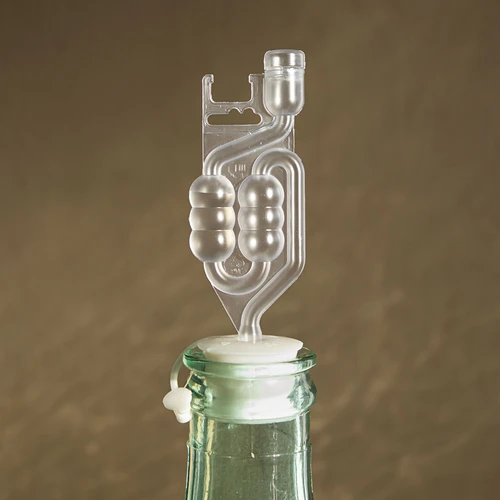 Zátka do demižóna fi 50/54 mm s uzáverom - 9 ['zátka s uzáverom', ' zátka do demižóna s uzáverom', ' tesná zátka do demižóna', ' gumová zátka do demižóna', ' zátka s uzáverom do demižóna', ' plastová zátka', ' zátka s integrovaným uzáverom', ' ideálna zátka do demižóna', ' inovatívna zátka s uzáverom', ' syntetická zátka do demižóna', ' syntetická zátka s uzáverom']