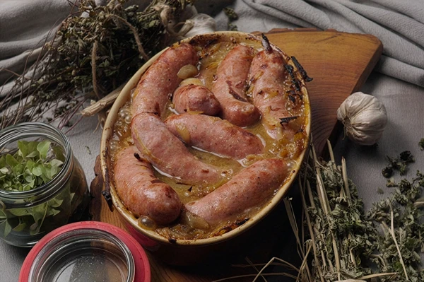 Biela klobása pečená v pive s horčicou a cibuľou