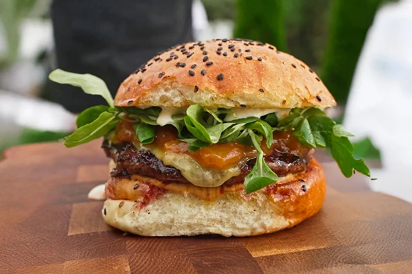 Burger s broskyňovým džemom – vyskúšaj túto kombináciu