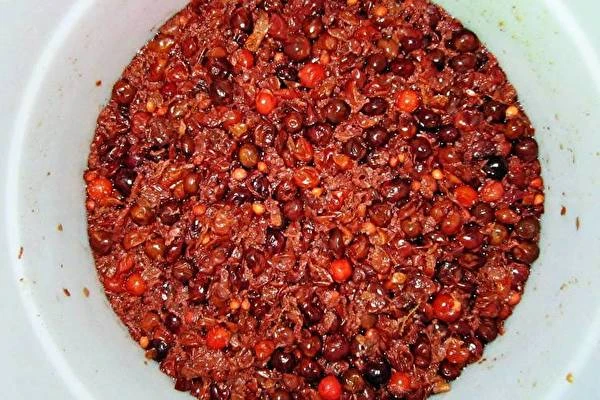 Domáce višňovo-egrešové víno