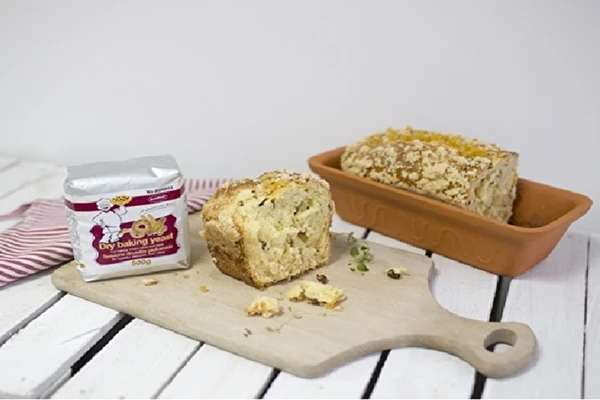 Domáci kysnutý koláč s ríbezľami a posýpkou