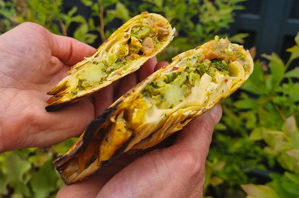 Grilované tortilly s údeným lososom a brokolicou