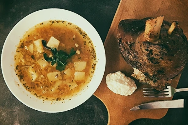 Hrachová polievka s bravčovým kolenom