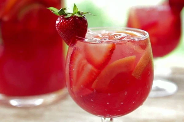 Jahodové víno s nádychom kvetov bazy čiernej