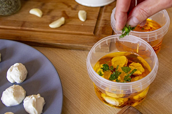 Jogurtové guľôčky v olivovom oleji s koreninami