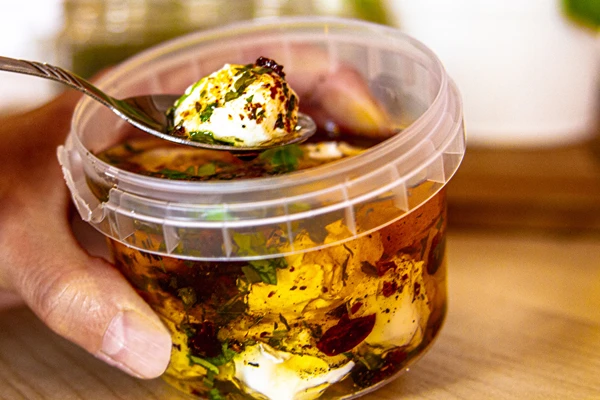 Jogurtové guľôčky v olivovom oleji s koreninami