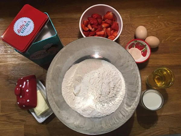 Kysnutý koláč bez miesenia s jahodami