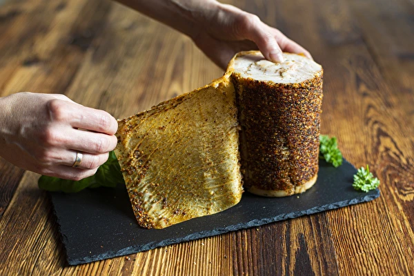 Slanina zo šunkovaru v obale s koreninami