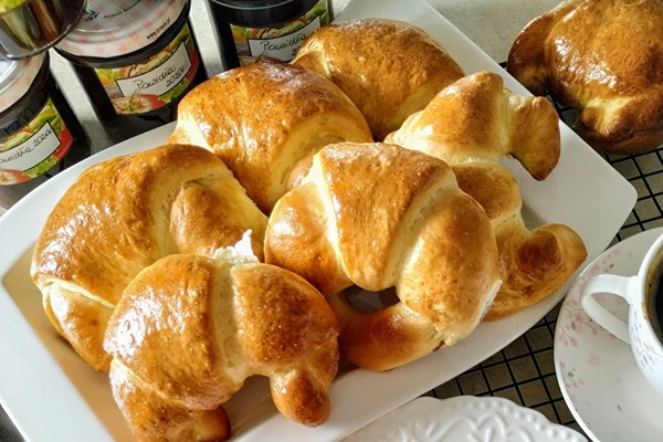 Špaldové kysnuté rožteky s povidlami