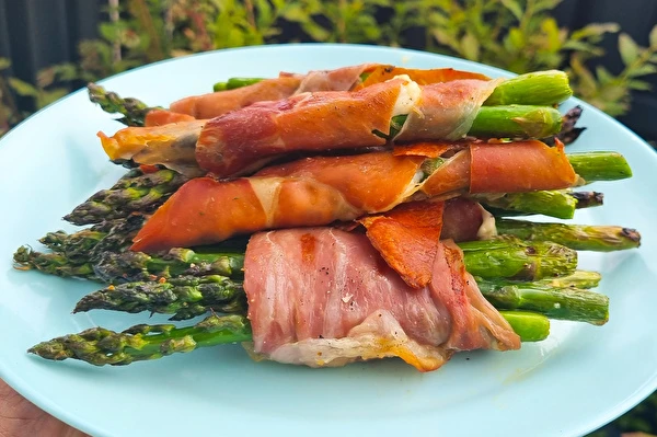 Zelené špargle v parmskej šunke z plynového grilu