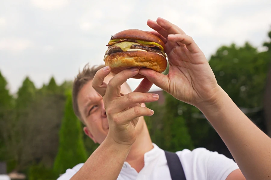 Burger s banánovým kečupom, slaninou a whisky majonézou