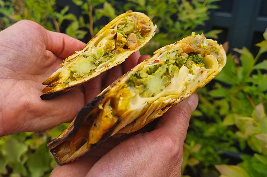 Grilované tortilly s údeným lososom a brokolicou