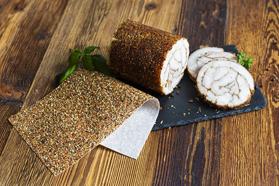 Slanina zo šunkovaru v obale s koreninami