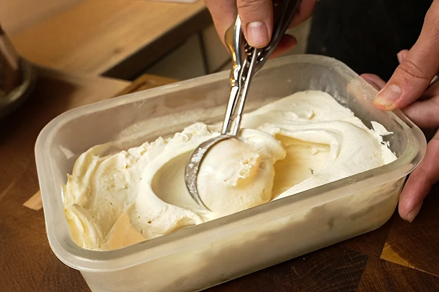 Smotanová zmrzlina s nádychom koňaku
